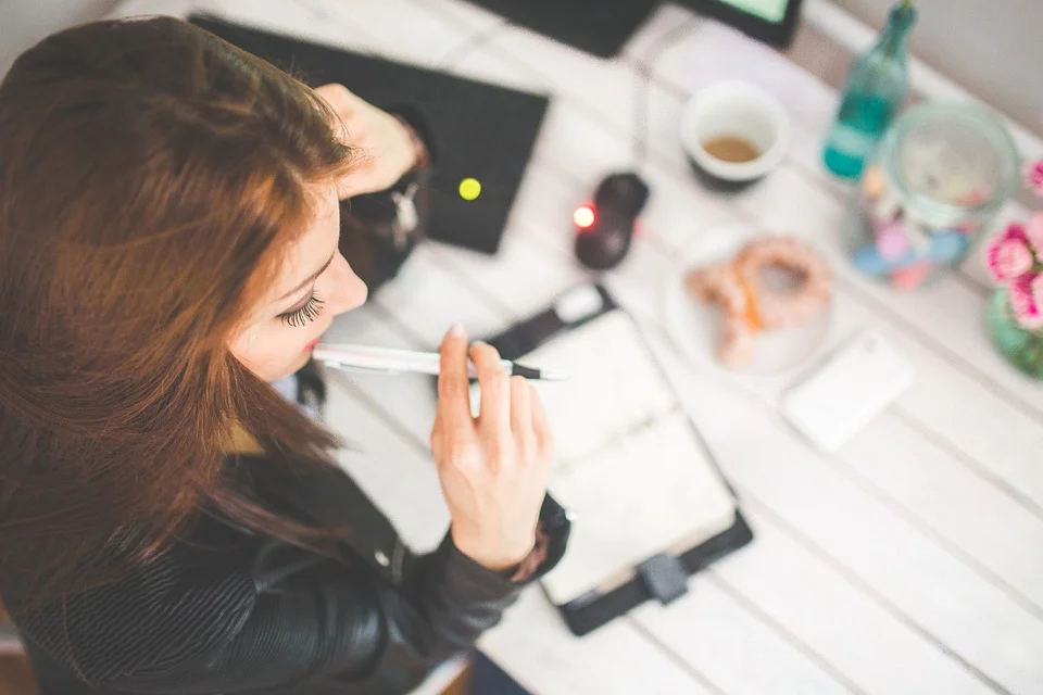 studente studio lavoro ufficio