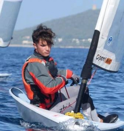 L’AMMINISTRAZIONE COMUNALE DI CARBONIA SI CONGRATULA CON DAVIDE MULAS, IL NOSTRO GIOVANE CONCITTADINO CAMPIONE DEL MONDO DI VELA O’PEN BIC