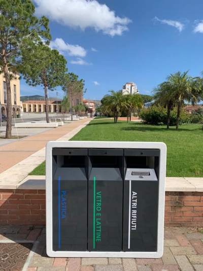 Nuovi cestini porta rifiuti e fioriere nel centro cittadino