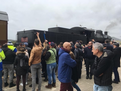 Le immagini in diretta dell&#039;arrivo a Carbonia di un antico treno a vapore con a bordo 215 turisti